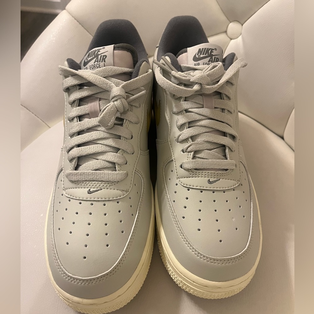 Nike Air Force 1 Low '07
Jewel Light Bone Coconut Milk
